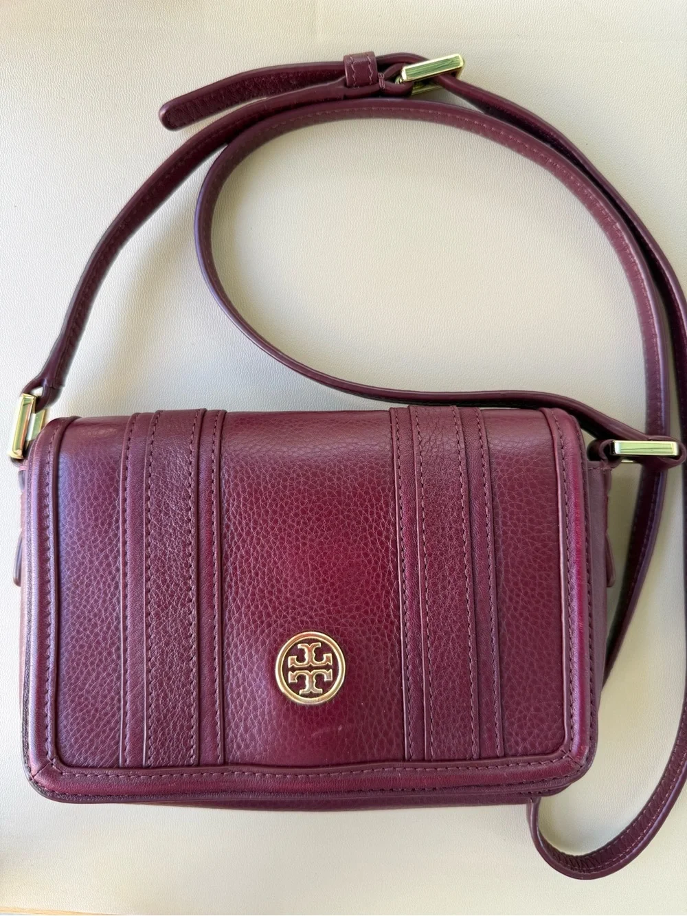 Tory Burch Burgundy Leather Crossbody Bag Adjustable Strap Gold Logo - Picture 1 of 6